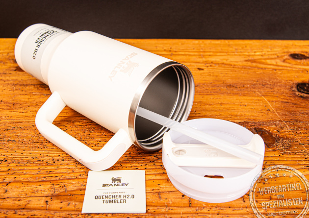 Liegender Stanley Quencher mit Trinkhalm und Deckel creme