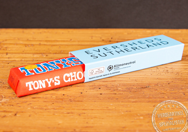 Ein Tonys Chocoloneleys Schokoriegel im Werbeschuber