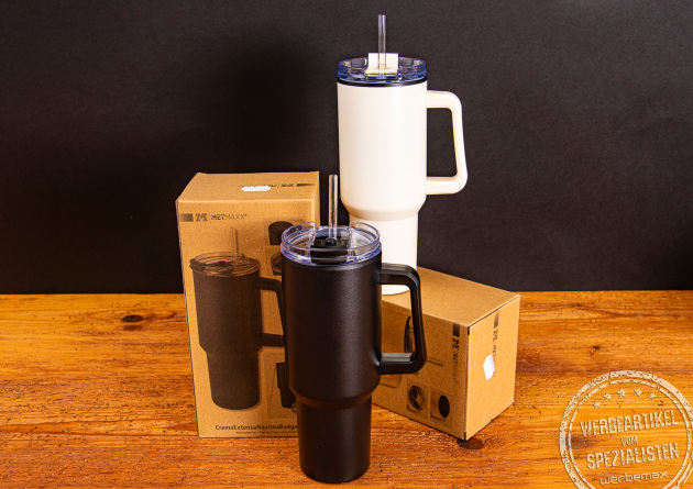 Zwei Tumbler CremaExtensaMaximaBudget in den Farben creme und schwarz mit Craft Paper Box als Werbeartikel.