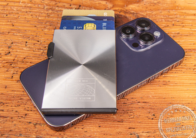 Hochwertiges Kartenetui von Troika aus Aluminium mit Magsafe als Werbegeschenk mit dezenter Gravur Ihres Logos