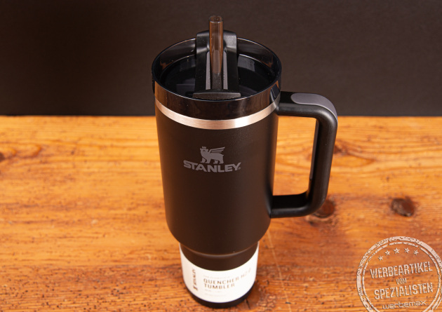 Ein schwarzer Stanley Quencher mit Trinkhalm