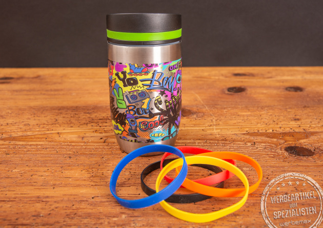 Ein rundum bedruckter Thermobecher mit austauschbaren Gummiringen als Werbeartikel.