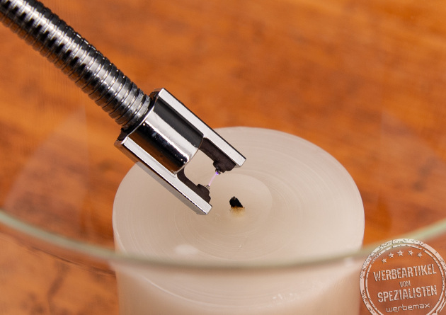 Detailaufnahme von FutureEcoFlex Lichtbogen Feuerzeug beim Anz&uuml;nden einer Kerze.