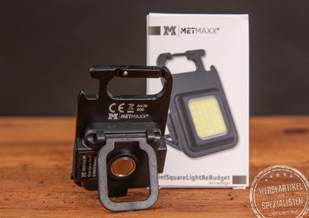 Ein schwarzes Worklight mit Aufstellfunktion und Werbekartonage.