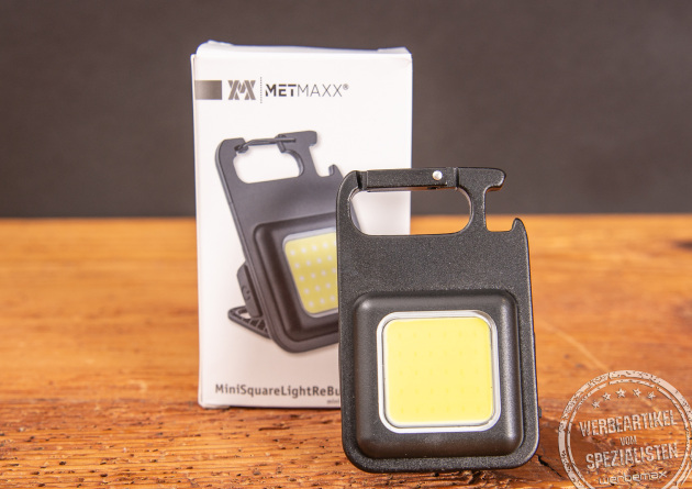 Ein Werbeartikel Worklight stehend vor der Verpackung.