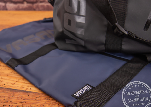 Vasad all weather Duffel Bag aus wasserabweisender LKW Plane und Recyclingmaterial als Innenfutter. 