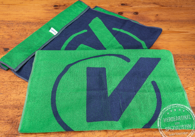 Zwei Strandt&uuml;cher in gr&uuml;n-blau mit Logo-Einwebung als Werbeartikel.