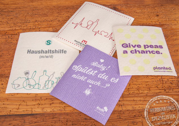 Vier individuell bedruckte Schwammt&uuml;cher mit Werbebotschaft.