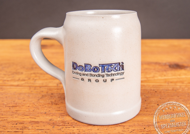 Bierkrug mit Logoprägung als Werbeartikel zum Jubiläum.