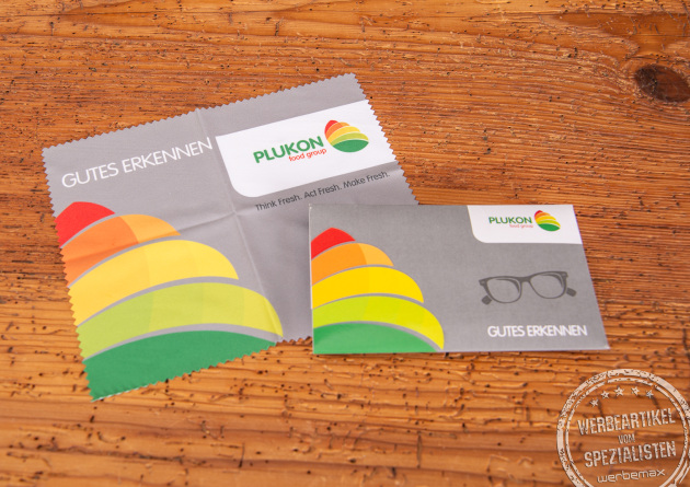 Bedrucktes Brillenputztuch mit Werbekartonage als Giveaway.