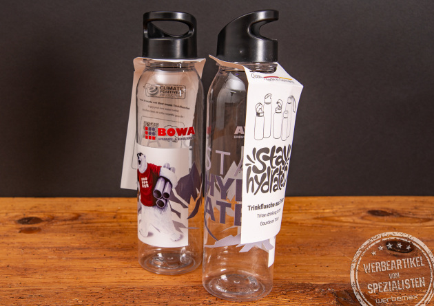 Zwei bedruckte Trinkflaschen als Werbeartikel.