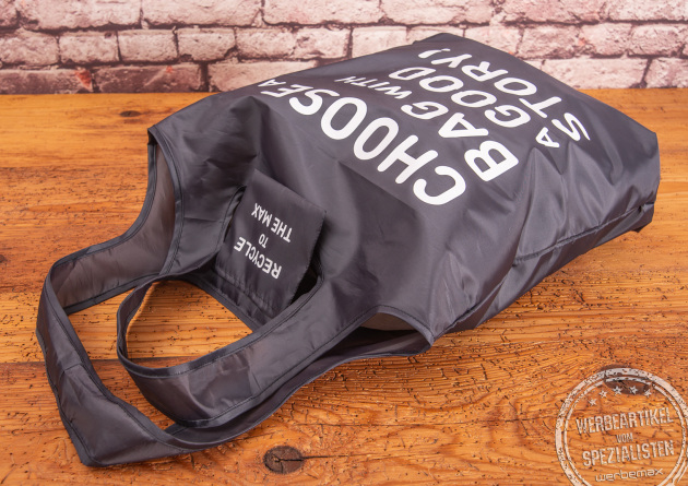 Nachhaltige Werbegeschenke f&uuml;r Kunden und Mitarbeiter - die faltbare Einkaufstasche aus recycelten Plastikflaschen. Gut f&uuml;r die Umwelt und ein sinnvolles Give Away