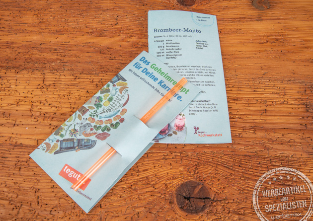 Zwei Werbekarten mit graviertem Glastrinkhalm als Werbeartikel.