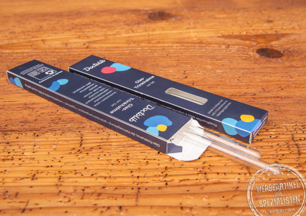 Zwei individuell bedruckte Glastrinkhalme mit Gravur als Werbeartikel.