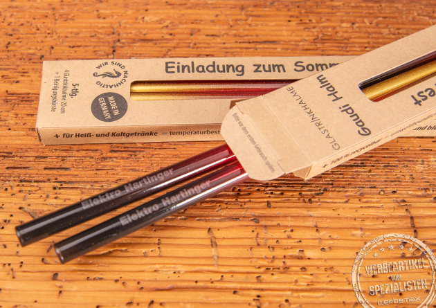 Zwei Werbekartonagen mit Deutschlad-Glastrinkhalmen und einer Logogravur.