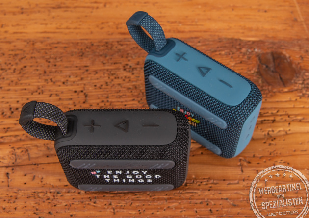 Draufsicht auf zwei JBL GO 4 Bluetooth Speaker als Werbemittel.