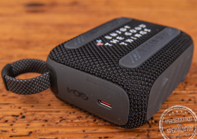 Ein schwarzer JBL GO 4 Bluetooth Speaker mit Logodruck als Werbegeschenk.