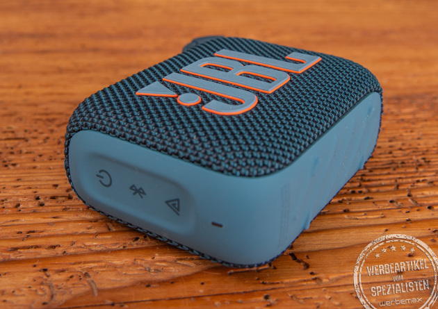Ein blauer JBL GO 4 Bluetooth Speaker als Werbeartikel.