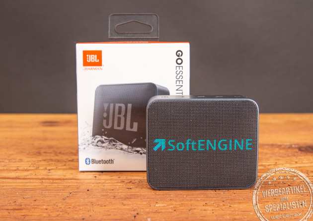 Schwarzer JBL GO Essential mit Logodruck als Werbeartikel.