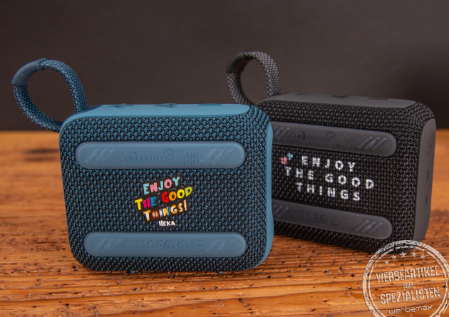 Zwei JBL GO 4 Bluetooth Speaker mit Logodruck als Werbeartikel.