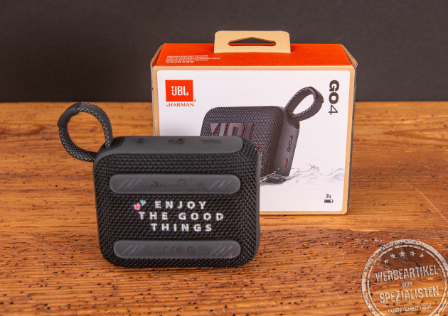 Ein schwarzer JBL GO 4 Lautsprecher mit Logodruck und Fachhandelsverpackung als Werbeartikel.