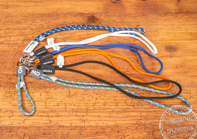 Sieben unterschiedliche Kordel-Lanyards mit Logo als Werbeartikel.