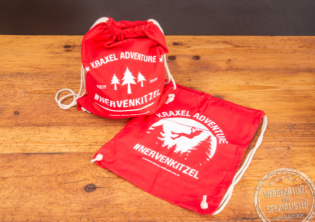 Zwei rote Matchrucksäcke mit weißem Werbedruck als Merchandiseartikel.