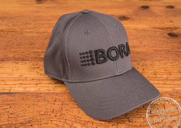 BORA lässt individuelle Caps mit Logo besticken. Der 3D Stick besticht durch eine tolle Haptik und Optik. 