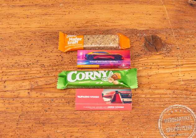 Haferkraft Riegel und Corny M&uuml;sliriegel als Werbeartikel bestellen mit Kartonschuber im Digitaldruck zu personalisieren.