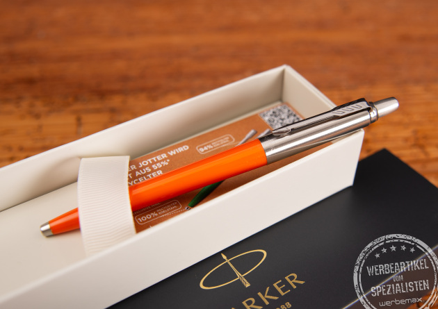 Orangefarbener Kugelschreiber aus recyceltem Edelstahl und Kunststoff. Kunden und Mitarbeitergeschenk mit Logo. 