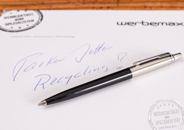 Schwarzer Parker Jotter, der Klassiker unter den Kundenpräsenten, als nachhaltiges Werbegeschenk im eleganten Etui. 