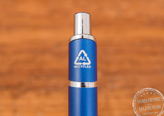 Nachhaltigkeitssymbol auf Kugelschreiber - der Recyclingkreislauf zeichnet den nachhaltigen Werbeartikel gut lesbar aus