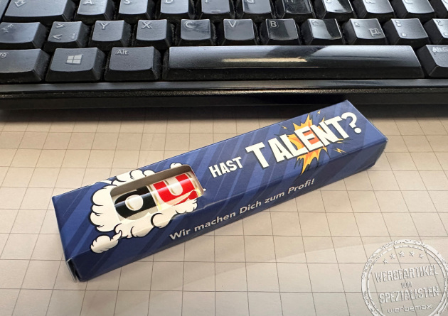 Duplo Schokoriegel im individuell bedruckten Werbeschuber mit der Botschaft „Du hast Talent?“ – kreativer Recruiting-Werbeartikel für Azubi- oder Karrierekampagnen mit Blickfang-Design im Comic-Stil.