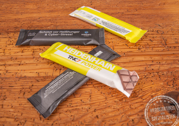 Vier Schokoladenriegel im bedruckten Flowpack.