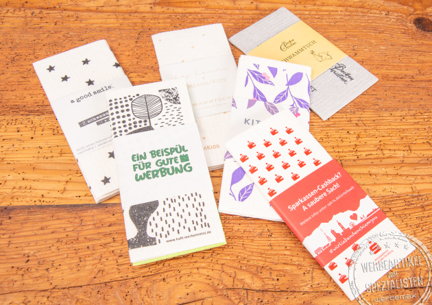 Sechs bedruckte Schwammt&uuml;cher mit Werbebanderole.