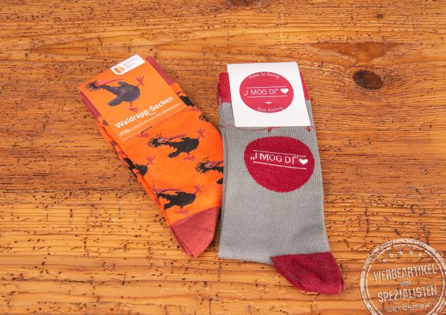 Zwei Sockenpaare mit Logo-Einwebung als Werbemittel wie Event-Einladung.