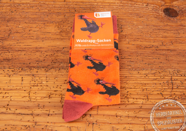 Socken orange mit Waldrapp-Motiv als Werbeartikel.