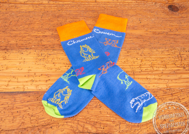 Bunte Socken mit Tiermotiv und Logo-Einwebung als Werbeartikel.