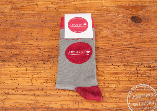 Grau-rote Socken mit Schriftzug "I mod di" als Werbeartikel.