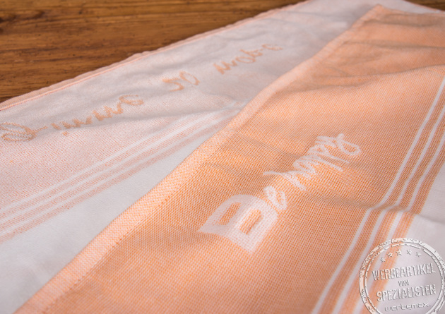 Strandtuch mit Reliefeinwebung als Werbeartikel.