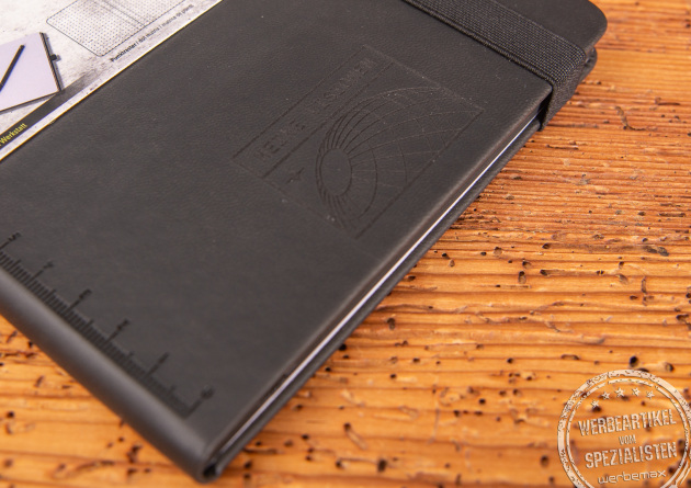 Werbeanbringung Pr&auml;gung auf dem Notizbuch Slimpad von Troika im Detail