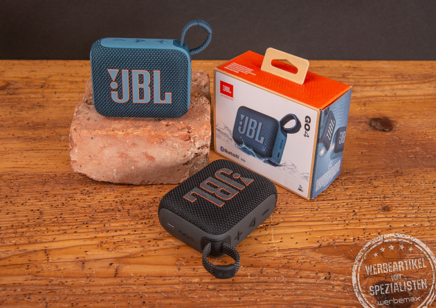 Zwei JBL GO 4 Bluetooth Speaker mit einer Verpackung als Werbeartikel.