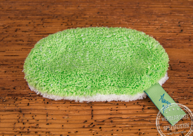 Gr&uuml;n-wei&szlig;es waschies Abschminkpad mit Logo-Label als Werbeartikel.