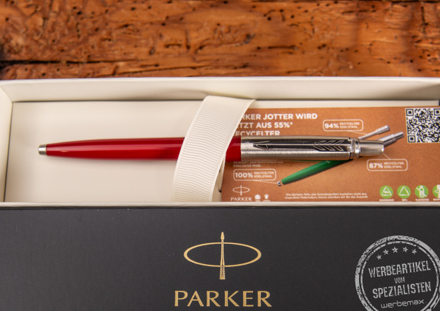 Parker Markenkugelschreiber in rot aus recyceltem Edelstahl und Kunststoff. Ihr Logo als dezente Gravur neben dem Clip. 