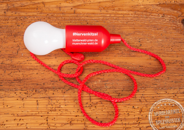 Rote Ziehleuchte mit wei&szlig;em Werbedruck als Werbeartikel.