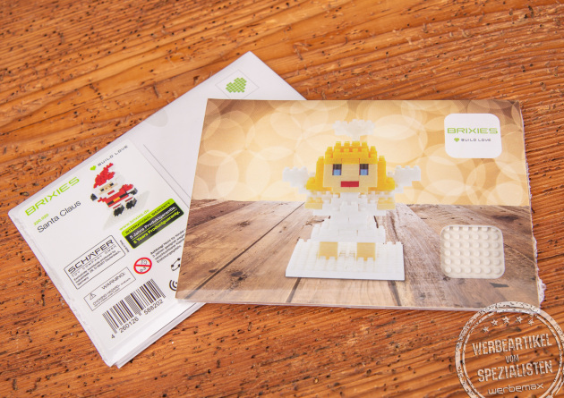 Kreative Weihnachtskarten f&uuml;r Kunden und Mitarbeiter, die Brixies Postcard mit kleinen Miniaturbausteinen in Ihrem Motiv