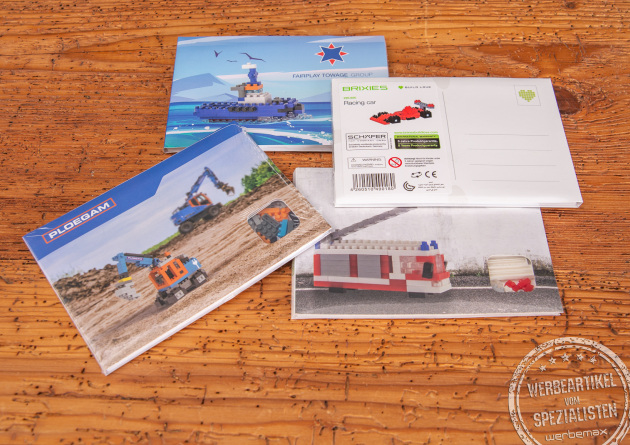Kreative Postkarte als Werbegeschenk. Brxies Postcard mit kleinen Miniaturbausteinen für Kunden. 