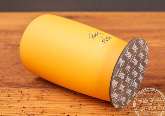 Thermobecher mit Logo und Magnet von FLSK. Der hochwertige Coffee2Go Becher der standhaft bleibt, jetzt mit Logo bestellen.