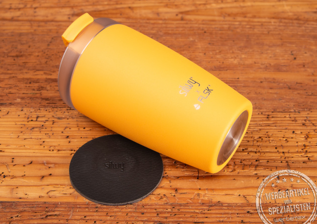 Antirutschbecher Silwy von FLSK &ndash; Ideal f&uuml;r bewegte Umgebungen wie Boote oder Camping. Jetzt als hochwertiges Kundengeschenk mit Logo bestellen. 