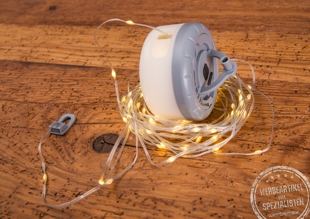 Outdoorlicht mit ausziehbarer Lichterkette. Lassen Sie Ihr Logo erstrahlen und verschenken Sie romantische Atmosph&auml;re. 